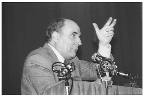 François Mitterrand en meeting à Caen lors de la campagne des présidentielles de 1981 - Source : Wikimedia Commons